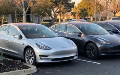 首批特斯拉Model 3抵达天津港