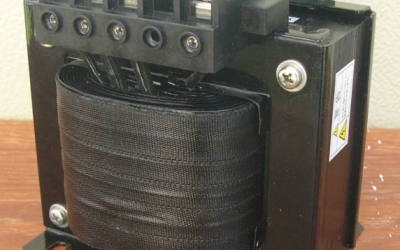 日本 TOGI 东洋技研 变压器 TRA2K-21Y  靠近铁芯中心